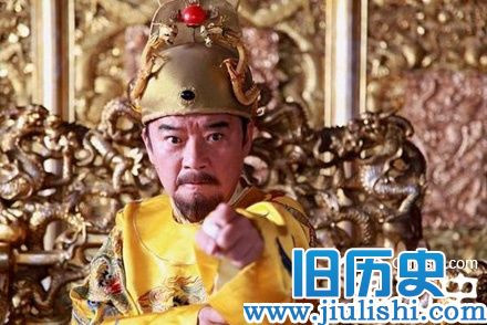 Khi bắt đầu dùng hình, người ta sẽ đem nung đỏ chiếc váy bằng sắt rồi bắt người phụ nữ phạm tội ngoại tình mặc vào người.