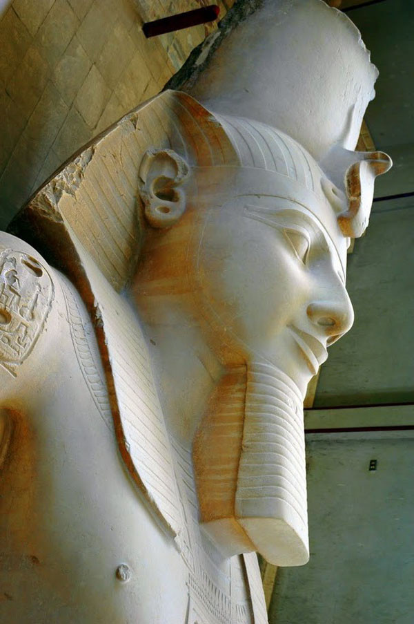 Trong số này nổi tiếng là việc pharaoh Menes cho người xây thành Memphis - ngôi thành lớn nhất thế giới thời điểm ấy. Về sau, Memphis được chọn làm kinh đô của vương triều Ai Cập.