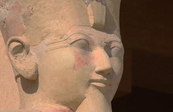 Những huyền thoại về Menes có nhiều điểm giống với giai thoại về Romulus và Remus - cặp song sinh sáng lập ra nền văn minh La Mã cổ đại. Cho đến nay, Menes có thực sự tồn tại hay không vẫn là bí ẩn lớn chưa có lời giải.