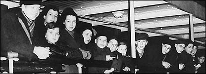 Vào ngày 2/12/1938, chiến dịch Kindertransport chính thức được thực hiện với 200 trẻ em Do Thái tại một trại trẻ mồ côi ở Berlin được đưa khỏi Đức đến Anh một cách an toàn.