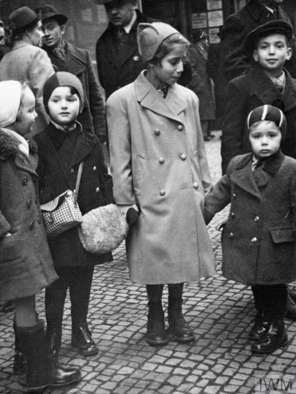 Tuy nhiên, cũng có không ít trẻ em Do Thái bị chấn thương tâm lý do trải qua biến cố lớn hồi nhỏ. Vì vậy, chính phủ Đức mới đây đưa ra thông báo sẽ bồi thường thiệt hại tinh thần cho 1.000 người Do Thái được sơ tán từ thời Hitler. Mỗi người sẽ nhận được số tiền khoảng 66,2 triệu đồng.