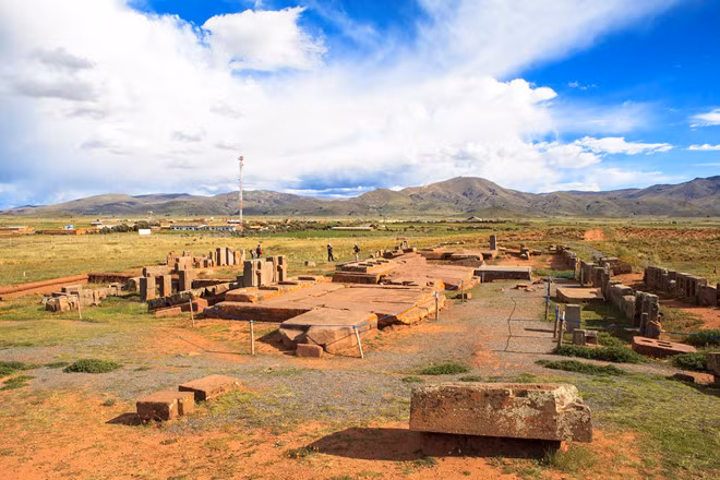 Cụ thể, Puma Punku nằm cách thành phố cổ Tiwanaku của Bolivia chỉ vài trăm mét. Các chuyên gia suy đoán đây có khả năng là khu vực đền thờ và đài tưởng niệm của người Inca cổ xưa kia.