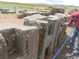 Hoặc cũng có thể người ngoài hành tinh đã hướng dẫn người Inca sử dụng kỹ thuật tiên tiến để hoàn thành kiến trúc cổ xưa Puma Punku.