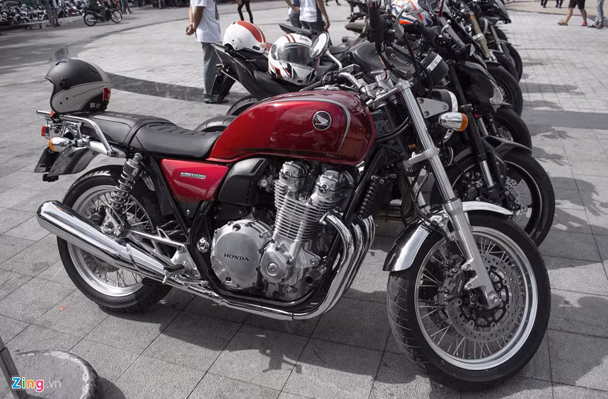 Hai mẫu xe đối thủ Honda CBR1000RR Repsol và Yamaha YZF-R1 so dáng với nhau. Nếu CBR1000RR Repsol sở hữu những trang bị tiêu chuẩn tốt hơn thì R1 được chủ nhân trang bị khá nhiều đồ chơi như ống xả Akrapovic full system, dàn áo bằng carbon.