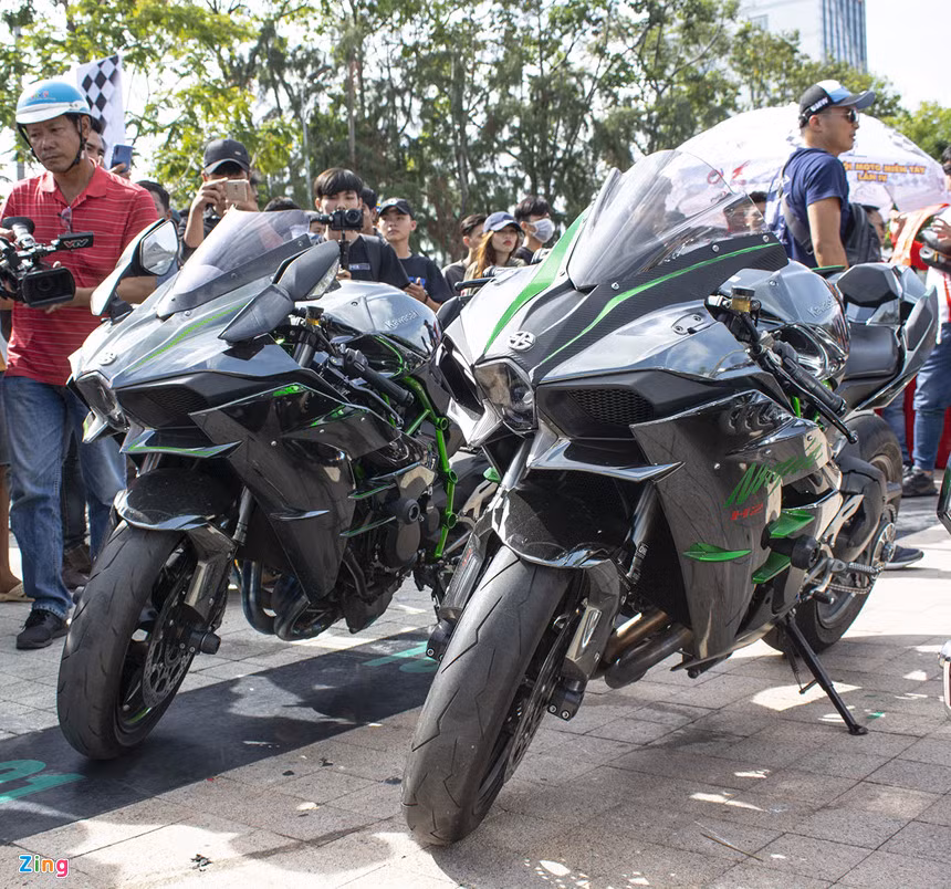 Cặp đôi Kawasaki Ninja H2 khác đến từ câu lạc bộ tại TP.HCM. Có mức giá chính hãng lên đến hơn 1 tỷ đồng, siêu môtô này luôn được các biker ưu chuộng vì công nghệ và trang bị hiện đại. Ninja H2 cũng là mẫu môtô thương mại đầu tiên trang bị động cơ siêu nạp Supercharged.