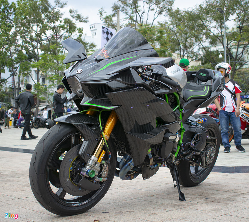 Một siêu phẩm khác đến từ câu lạc bộ môtô này là Kawasaki Ninja H2 được trang bị gần như full phụ kiện cho xe đua. Đây cũng là chiếc Ninja H2 độ khủng nhất Việt Nam với giảm xóc trước Ohlins FGR-300, giảm xóc sau Ohlins TTX, đĩa thắng carbon chuyên dụng trên xe đua, kẹp phanh Brembo GP4-RX... Trang bị đáng chú ý nhất và cũng là hiếm nhất hiện nay là bộ cánh gió bằng carbon thửa từ bản đường đua H2R.