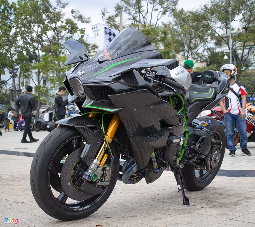 Một siêu phẩm khác đến từ câu lạc bộ môtô này là Kawasaki Ninja H2 được trang bị gần như full phụ kiện cho xe đua. Đây cũng là chiếc Ninja H2 độ khủng nhất Việt Nam với giảm xóc trước Ohlins FGR-300, giảm xóc sau Ohlins TTX, đĩa thắng carbon chuyên dụng trên xe đua, kẹp phanh Brembo GP4-RX... Trang bị đáng chú ý nhất và cũng là hiếm nhất hiện nay là bộ cánh gió bằng carbon thửa từ bản đường đua H2R.