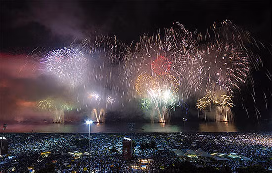 2. Người dân Brazil thường đón năm mới trên các bãi biển trong tiết trời ấm áp. Tại đây, họ sẽ nhảy qua 7 con sóng. Sở dĩ người Brazil làm như vậy là vì họ tin rằng việc nhảy qua 7 con sóng sẽ đem lại may mắn cho bạn trong năm mới.