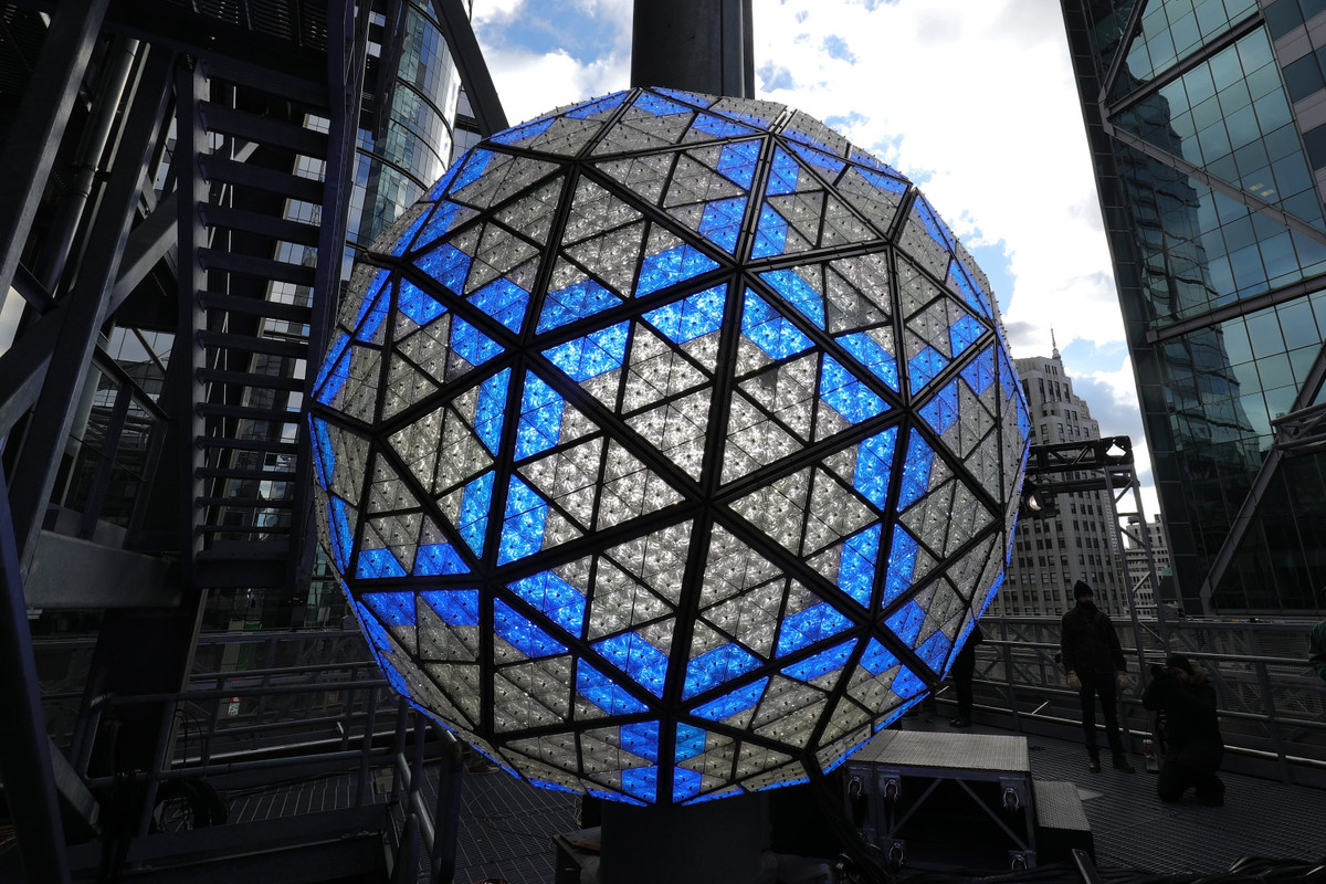 Hoạt động đặc sắc này lần đầu tiên được chính quyền New York tổ chức vào đêm 31/12/1907. Khi ấy, quả cầu chưa được làm từ gỗ và sắt chứ không phải pha lê như hiện nay.