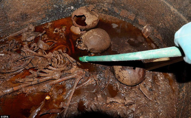 Các chuyên gia tiết lộ quan tài đá hoa cương đen cao 185 cm, dài 265 cm và rộng 165 cm. Khi mở nắp quan tài, các chuyên gia phát hiện 3 bộ hài cốt nằm bên trong nước màu nâu đỏ và có mùi hôi khó chịu.