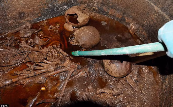 Các chuyên gia tiết lộ quan tài đá hoa cương đen cao 185 cm, dài 265 cm và rộng 165 cm. Khi mở nắp quan tài, các chuyên gia phát hiện 3 bộ hài cốt nằm bên trong nước màu nâu đỏ và có mùi hôi khó chịu.