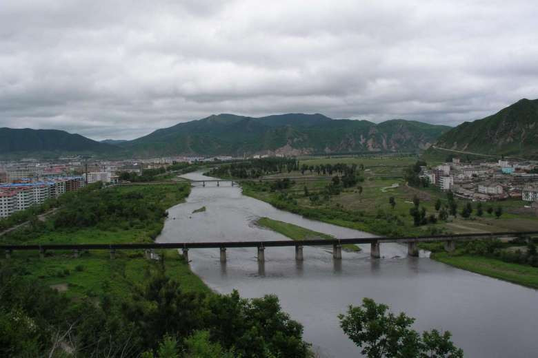 Vào ngày 15/9/2015, Triều Tiên và Trung Quốc ký kết thỏa thuận xây dựng một cây cầu mới bắc qua sông Tumen (sông Đồ Môn).