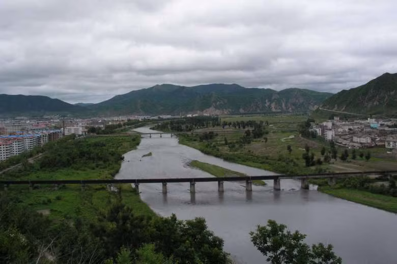 Vào ngày 15/9/2015, Triều Tiên và Trung Quốc ký kết thỏa thuận xây dựng một cây cầu mới bắc qua sông Tumen (sông Đồ Môn).