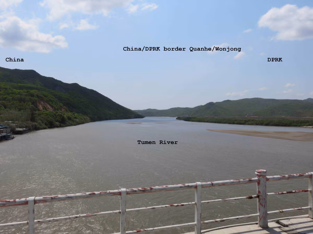 Sông Tumen bắt nguồn từ núi Bạch Đầu trên dãy núi Trường Bạch ở Triều Tiên và đổ ra biển Nhật Bản.