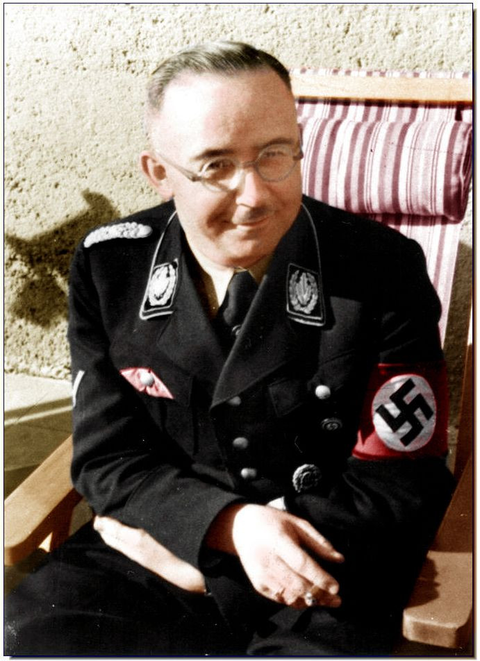 Trong thời gian đảm nhận vị trí lãnh đạo của lực lượng SS, Himmler đã lấy nhiều món đồ cổ lấy từ người Do Thái hay cướp ở những bảo tàng hay của người dân các nước chiếm đóng.