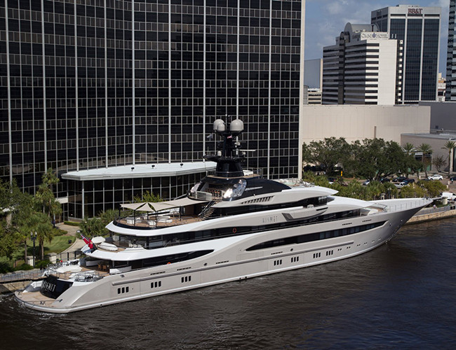 Tỷ phú Shahid Khan sở hữu chiếc du thuyền Kismet có giá thuê hàng tuần khoảng 1,29 triệu USD. Cặp vợ chồng tỷ phú Beyoncé và Jay-Z từng ở lại đây