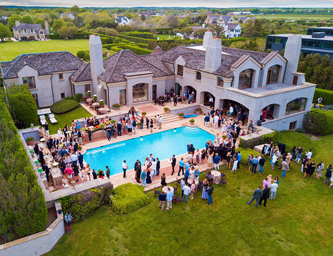 Các tỷ phú thường chi tiêu và gia tăng hàng tỷ USD tài sản bằng cách đầu tư vào các bất động sản