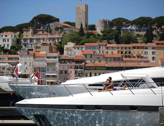 Nhưng không phải tất cả tỷ phú chọn du lịch bằng đường hàng không hoặc đường bộ - một số lại chọn du lịch bằng đường biển trên các du thuyền siêu sang của họ