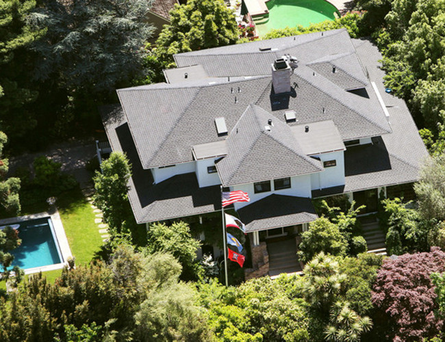 Mark Zuckerberg cũng có nhiều bất động ở California. Anh đã mua ngôi nhà rộng 5000 m2 ở Palo Alto với giá 7 triệu USD. Ngay sau đó là một loạt các căn nhà khác xung quanh với với giá trị tổng cộng 30 triệu USD. Zuckerberg cũng sở hữu một ngôi nhà phố ở San Francisco, nơi anh chi hơn 1 triệu USD chỉ để cải tạo. Gần nhất, Mark đã mua hai mảnh đất ở Kauai, Hawaii, với giá 100 triệu USD