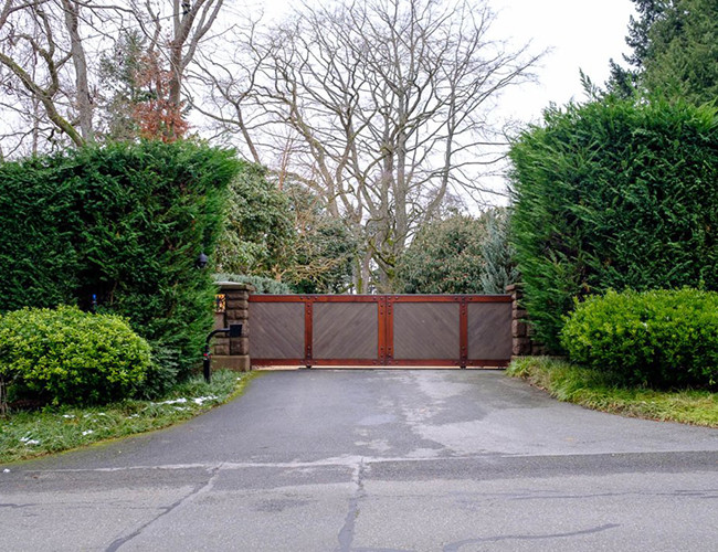 Jeff Bezos sở hữu tới 5 ngôi nhà trên khắp nước Mỹ ở Medina, Washington; Beverly Hills, California; Van Horn, Texas; Washington DC; và thành phố New York. Ông cũng mua lại một bảo tàng dệt may cũ với giá 23 triệu USD