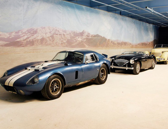 Rob Walton - phụ trách đế chế bán lẻ Walmart có một bộ sưu tập lớn các loại xe cổ. Ông từng sở hữu một chiếc Daytona Coupe trị giá 15 triệu USD và là một trong năm chiếc duy được sản xuất trên thế giới