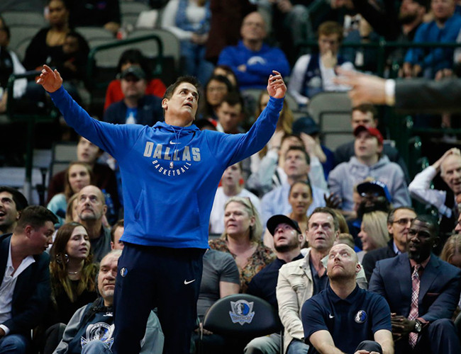 Một số thành phố đặc biệt được các tỷ phú yêu thích và vung tiền mua lại các các đội thể thao địa phương. Mark Cuba đã mua đội bóng rổ Dallas Mavericks với giá 285 triệu USD vào năm 2000