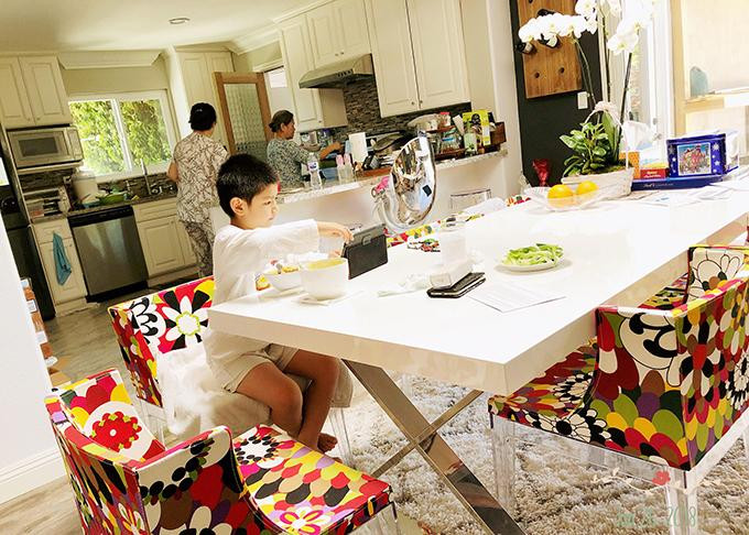 Bếp là không gian để gia đình đoàn tụ, vì thế Hồng Nhung chọn gam màu trắng thể hiện sự gần gũi, cởi mở. Bộ bàn ăn với những chiếc ghế nhiều màu sắc là điểm nhấn ấn tượng. Cuối tuần là dịp cô dành thời gian nấu những món ăn Việt Nam ưa thích.