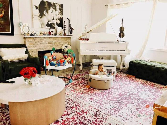 Vợ chồng Nguyễn Hồng Nhung yêu thích phong cách cổ điển nên chọn gam màu trầm cho phòng khách. Đây không chỉ là nơi để đón tiếp bạn bè mà còn là chỗ để hai con của cô chơi đùa.