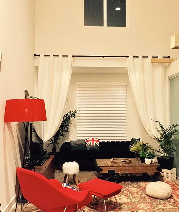 Phòng khách nhỏ hơn được bày trí với ba gam chủ đạo là trắng, đen, đỏ.