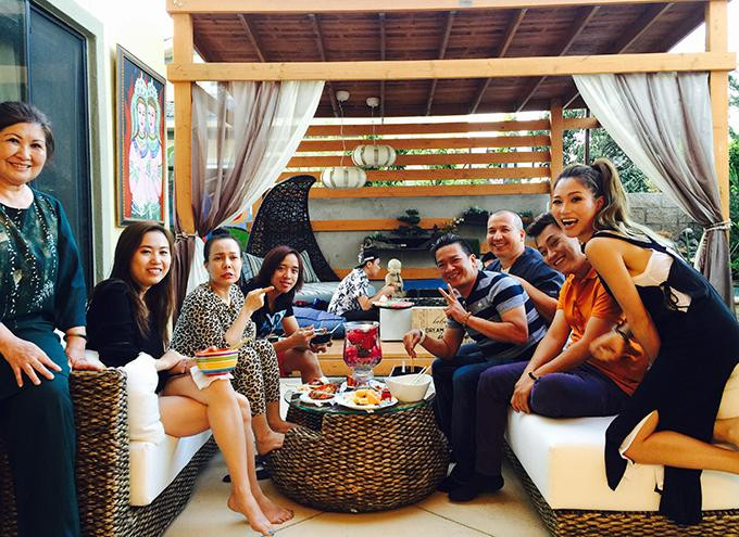 Ở khoảng hiên nhà cũng có góc thư giãn để mọi người vừa ăn vừa trò chuyện rôm rả.