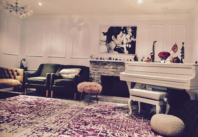 Khoảng không gian phòng khách là nơi nữ ca sĩ đặt sofa, bàn trà tiếp khách. Góc bên cạnh là nơi đặt chiếc đàn piano màu trắng cùng tông với màu tường.