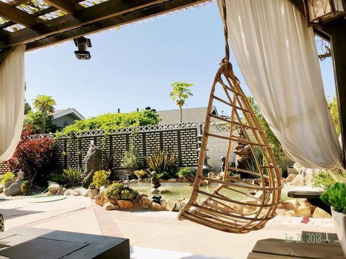 Chồng cô là Quý Nguyễn, em trai của Trizzie Phương Trinh. Gia đình Hồng Nhung sống trong căn biệt thự triệu đô tại Mỹ. Không gian sống của gia đình nữ ca sĩ rộng 900 m2, có góc sân vườn tĩnh lặng cùng cây xanh, thác nước.