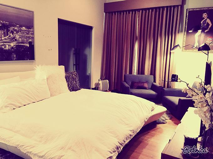 Phòng ngủ chính của nữ ca sĩ và ông xã được decor tối giản với tông trắng và nâu.