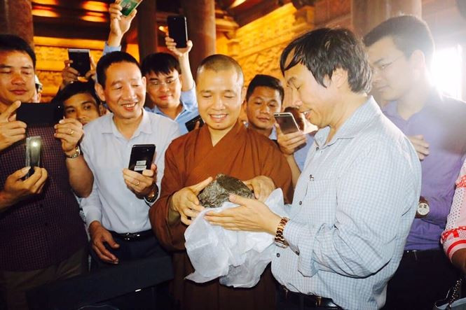 Thien thach mat trang 14 ty da ngu tai chua Tam Chuc-Hinh-2