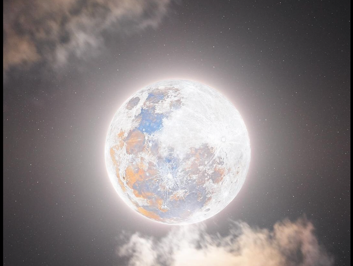 Tuyệt vời hơn khi siêu trăng "cá tầm" đêm nay cũng trùng hợp với thời điểm cực đại của mưa sao băng Perseids, một trong những trận mưa sao băng đẹp nhất năm mà theo Time and Date số sao băng có thể lên tới 100 ngôi sao băng/giờ. Ảnh: MAURICIO SALAZAR.