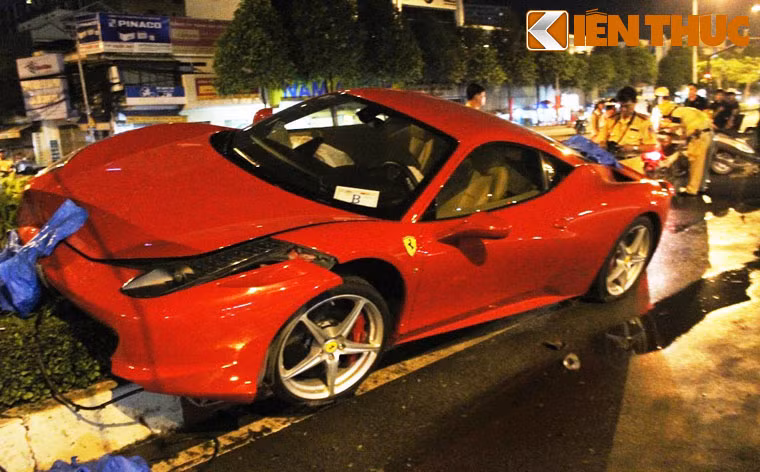 Trước đó, khoảng 0h sáng nay 24/8, chiếc siêu xe nói trên do một thanh niên điều khiển lưu thông trên đường Điện Biên Phủ (hướng từ Hàng Xanh về cầu Sài Gòn)...