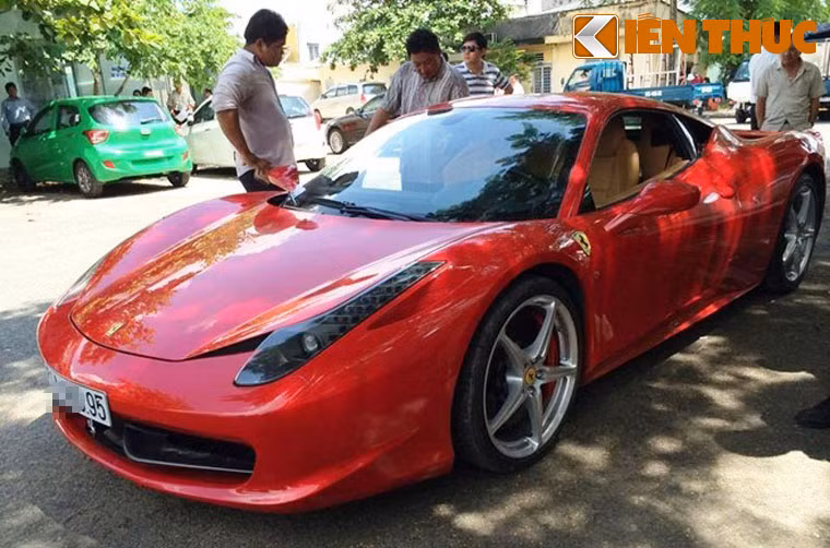 Đây là một trong hai chiếc màu đỏ trong tổng số 6 chiếc Ferrari 458 Italia ở Việt Nam. Một chiếc màu đỏ khác hiện mang biển số Vĩnh Phúc. Ảnh: Facebook Huynh Thanh Phuong.