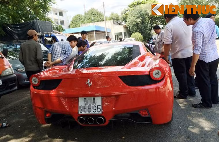 Được biết, chủ sở hữu siêu xe gặp nạn Ferrari 458 là một thiếu gia, nhưng đến giờ vẫn chưa được công an công bố danh tính và xe được đăng ký biển số từ cuối năm 2014. Siêu xe này xuất hiện ở đâu cũng tạo sự chú ý của rất nhiều người.