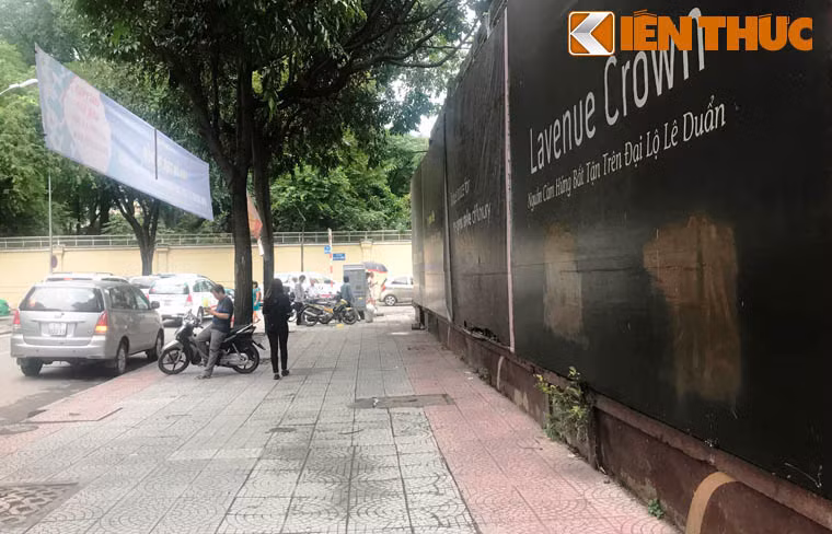 Tuyến đường Nguyễn Văn Chiêm (từ đường Hai Bà Trưng đến đường Phạm Ngọc Thạch) có 2 bên vỉa hè rộng rãi và tọa lạc giữa trung tâm Sài Gòn. Khu vực này cạnh Nhà văn hóa Thanh Niên, các khu trung tâm thương mại sầm uất với lượng khách đông đúc.