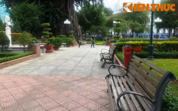 Tuy nhiên nhiều người cũng bày tỏ sự lo lắng khi trên toàn địa bàn quận 1 có hàng trăm người buôn bán trên vỉa hè, hàng rong...nhưng việc thí điểm tới đây chỉ có 35 hộ được chọn. "Đến thời điểm này, dù ngày khai trương chỉ còn đếm bằng ngày nhưng tôi vẫn chưa nghe địa phương nói gì. Như vậy chắc chắn là gia đình tôi không được bố trí chỗ buôn bán rồi. Tôi cũng không hiểu điều kiện như thế nào thì mới được chọn", bà Bảy, 1 hộ nghèo có hộ khẩu ở phường Bến Thành, quận 1 bày tỏ.