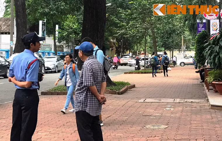 Vỉa hè dọc 2 bên đường Nguyễn Văn Chiêm rất rộng rãi, thích hợp cho việc tổ chức kinh doanh buôn bán hàng rong.