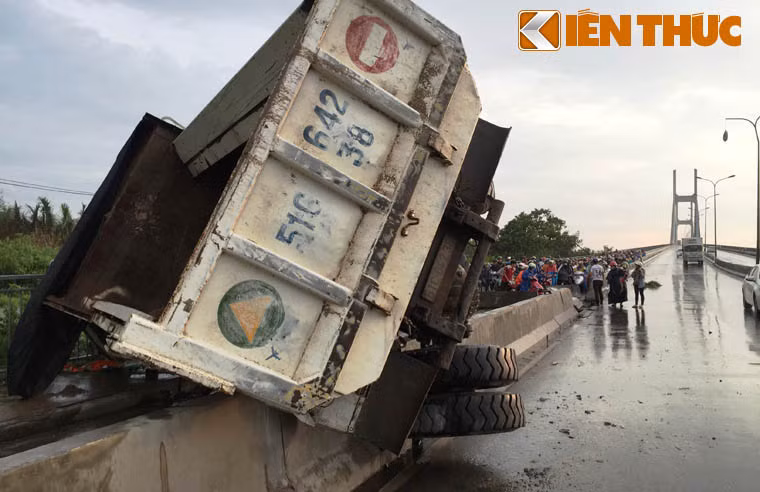 Liên quan đến kết luận của Thanh tra Chính phủ về các dự án BOT, BT trên địa bàn TP HCM và kiến nghị xử lý sai phạm với số tiền trên 2100 tỷ đồng tại 6 dự án (trong đó có dự án cầu, đường dẫn cầu Phú Mỹ), Sở GTVT TP HCM cho biết các dự án BOT, BT đã phát huy hiệu quả rất lớn cho giao thông thành phố. Tuy nhiên, trong quá trình triển khai các dự án, luật và các văn bản dưới luật về hợp tác công tư cũng có nhiều thay đổi. Do đó, để hiểu rõ và đầy đủ kết luận của Thanh tra Chính phủ, Sở GTVT TP sẽ rà soát lại và có thông tin chính xác hơn.