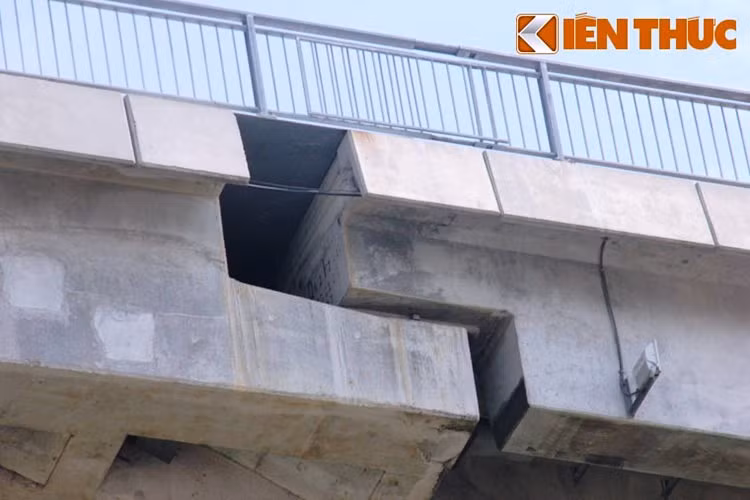 Ngoài cú "dính phốt" chấn động nói trên, vào tháng 8/2015 xuất hiện tin đồn trên cây cầu này có vết nứt, có nguy cơ đổ sập.