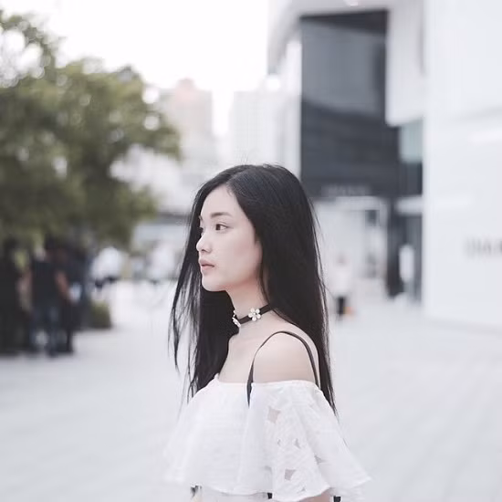 Pang Nattha thường xuyên được so sánh với hot girl đình đám Pimtha. Cả hai đều xuất sắc cả về nhan sắc lẫn tài năng… có số lượng fan, người theo dõi đông đảo trên mạng, luôn sẵn sàng dành tặng những nút like, dòng bình luận khen ngợi.