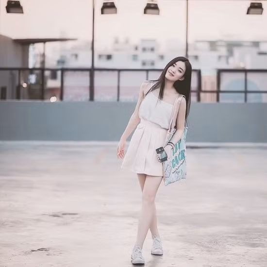 Vừa chụp ảnh sáng tác, Pang Nattha còn học trình bày và chụp ảnh món sao cho đẹp mắt nhất. Với từng đó tài năng cộng với cá tính cởi mở, dễ gần, Pang Nattha hiện là một hot girl nổi tiếng, đa tài bậc nhất xứ Chùa Vàng.