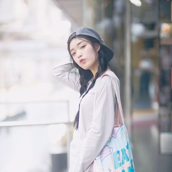 Không những vậy, với lợi thế ngoại hình và vẻ đẹp trong veo, Pang Nattha còn làm thêm công việc của một người mẫu, thường xuyên chụp hình quảng cáo, làm lookbook cho các shop thời trang nổi tiếng.