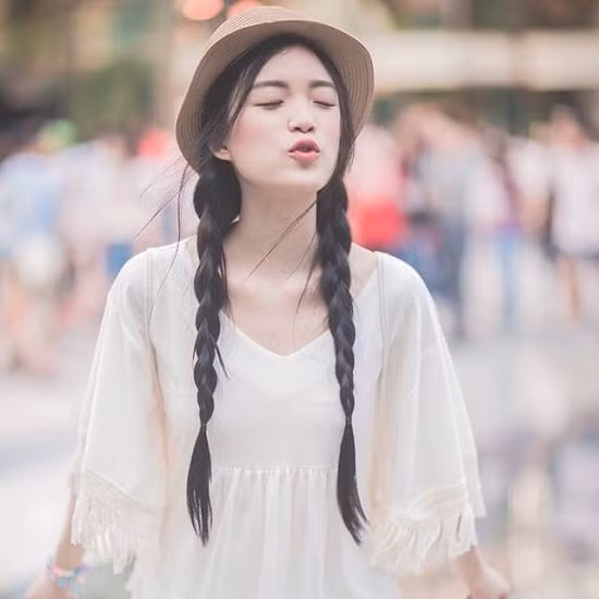 Dù diện những món đồ đơn giản, có giá không quá đắt, ít sử dụng phấn son nhưng nữ nhiếp ảnh gia này vẫn có hình ảnh rất dễ thương, bắt mắt nhờ cách phối đồ hợp lý, khéo léo.