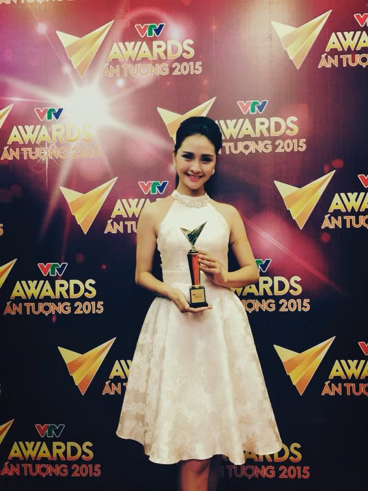 Cô Mù tạt - Nguyễn Huyền Trang của chương trình "Bữa trưa vui vẻ" cũng có nhiều khoảnh khắc thú vị, vui vẻ bên chiếc cúp giải thưởng VTV Awards 2015.