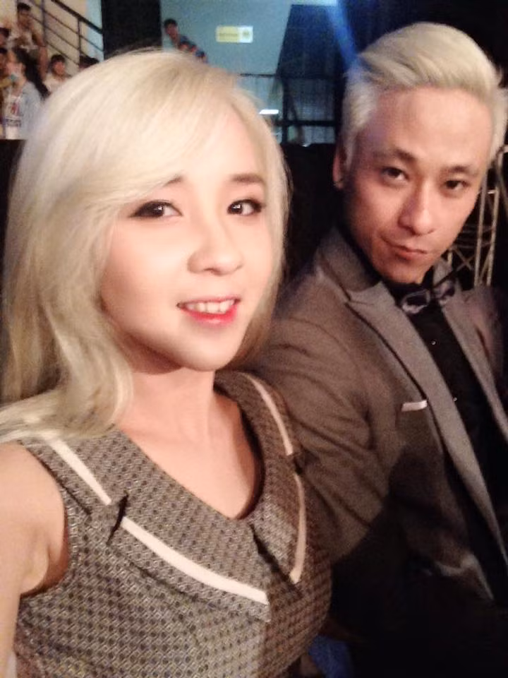 MC, DJ Bùi Minh Trí của chương trình "Bữa trưa vui vẻ" và một số cuộc thi trên VTV6 xuất hiện cùng bạn gái trong lễ trao giải với bộ đồ, mái tóc "tông xuyệt tông" rất ấn tượng.