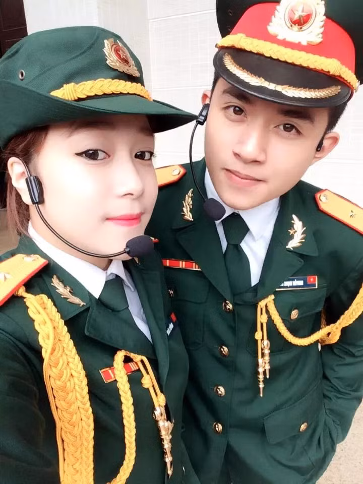 Tuy nhiên, theo tiết lộ của Bảo Hoàng, bức ảnh cậu mặc quân phục gây sốt mạng được chụp trong hậu trường một buổi diễn văn nghệ của cậu. Bản thân cậu cũng không khoe mình là thành viên của đoàn diễu binh, tất cả chỉ xuất phát từ suy đoán của mọi người.